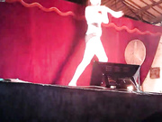 县城歌舞团下乡巡回演出又唱又跳非常给力