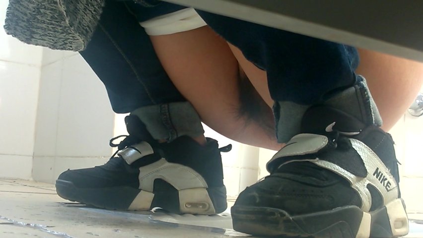 某大学图书馆拍到的妹子