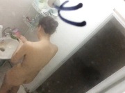 对面合租的两个女生洗澡也不挂个窗帘,两具白花花的裸体在我眼前晃