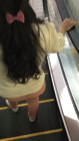 悲催的清纯眼镜妹商场里被直接撸射到头发上