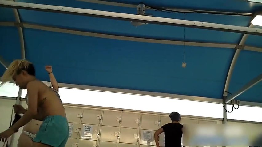 韩国海滨浴场大棚式更衣室偷拍看着比岛国的要真实