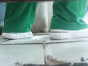 拍到一只绿裤子少妇，还来着月事