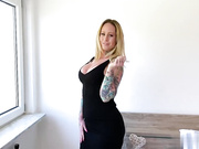 巨乳纹身摩洛伊斯在所有洞都被鸡巴操高潮