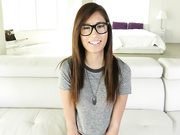 19岁的松鼠女孩白嫩肥臀主动口交刺激阴茎上位