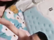 劲爆吃瓜山东捉奸事件骚货偷情还理直气壮趁老公不在家喊来野汉子偷情正在啪啪老公闯入