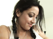 大黑鸡巴父亲用力操她的拉丁裔女儿