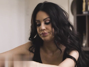 米歇尔从调酒师那里得到她需要的一切