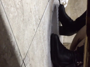 國內廁拍大神潛伏商場公共女廁偷拍兩個超正點極品妹子如廁噓噓 雪白大屁股讓人看得欲火焚身 1080P高清原版