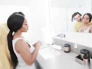 荡妇莉莉奖励 乔迪和瑞奇帮助她热辣三人行