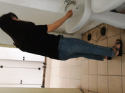 國內廁拍牛人潛入某寫字樓尾隨幾個妹子進入公共女廁偷窺 有個牛仔褲妹子的逼逼還不錯 1080P原版高清