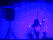 國內某地下歌舞團拍攝到的清純小妹誘惑鋼管艷舞 露奶露逼挑逗狼友 場面淫蕩