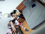 家庭攝像頭破解拍攝到的猴急大叔扒掉正在看電視的大屁股媳婦 各種花式體位啪啪無套內射 完事後邊扭屁股邊穿上衣服 露臉高清