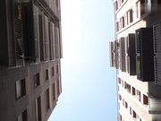 调皮荡妇蒂娜和祖祖甜在热辣的跨种族性交中被黑人深深地撞击