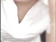 上班族瑶瑶趁中午同事出去吃饭在办公室漏奶漏逼跳蛋自慰