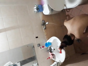 晚上无聊趴窗户偷窥发廊的洗头妹洗澡奶子还挺大的下面毛毛也很黑