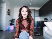 我的继母只想抓住我的鸡巴，把它整个吞下去