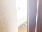 合租女室友在房间自慰，偷偷把她的自慰棒换成我的鸡巴，插的她连连高潮