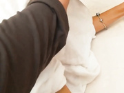 少妇以电视坏了为由骗维修人员来家里修电视 故意穿的很少 这谁能把持住一下就把少妇给上了