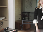 渴望肛交的可爱学生让老师帮助她完成愿望