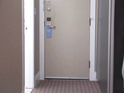 我躲在衣柜后, 看着女友穿着性感内衣诱惑外送员打开小穴就在玄关操上了, 看她爽到水流满地