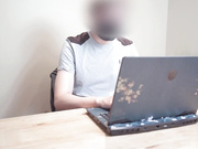 性感室友烦我玩游戏，必须让她用小穴内射来补偿损失