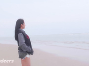 一个漂亮的女孩在海滩上用疯狂的交易他妈的一个陌生人