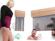 大奶妻子雷切尔·卡瓦利与她的双性恋丈夫三人行