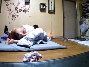 家用網絡攝像頭破解拍攝到的金鏈子中年大叔地板上啪啪媳婦 邊看電視變換多種姿勢 有點猛～1080P高清