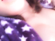 太拼了 剖腹产95后漂亮小辣妈为了赚点奶粉钱居家带着孩子露脸直播啪啪啪 BB还挺粉嫩的 清晰淫荡对白