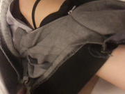 美女汽車銷售員為了完成業績下班和客戶吃飯喝醉被帶入酒店慢慢扒掉短褲任由玩弄 顏值不錯逼逼被操多得黑了～1080P高清