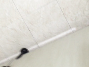 國內廁拍大神潛入某大廈禮儀培訓機構公共女廁偷拍美女少婦如廁噓噓 貌似連打電話內容都聽得清清楚楚 1080P原版