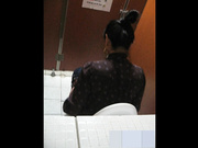 公共女廁趴牆根拍攝到的豐臀美女少婦如廁 肥臀大屁股看得誘惑十足 1080P高清