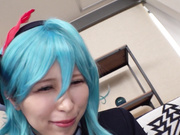 [COSX-062] 横乳の完全再現！？Iカップレイヤーみうちゃん、賭けに弱すぎてセクハラされまくり！ - 1of5