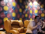 色瞇瞇的眼鏡胖領導KTV包房約了兩個女人嗨歌 中途受不了直接按倒扒光衣服沙發上激情肉戰 場面淫蕩 對白搞笑