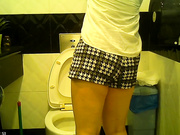 某高檔寫字樓公共衛生間拍攝到的各式OL白領美女如廁噓噓 形態各異樣式看得欲火焚身 720P原版高清