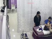 養生館攝像頭黑客破解拍攝到的身材不錯的妹子做理療 顏值蠻不錯的去隆一下胸就更完美了 露臉高清