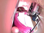 主題酒店紅色圓床房拍攝到的胖墩哥與老婆的閨蜜私會偷情啪啪 互舔互插愛撫爽的欲仙欲死 露臉高清