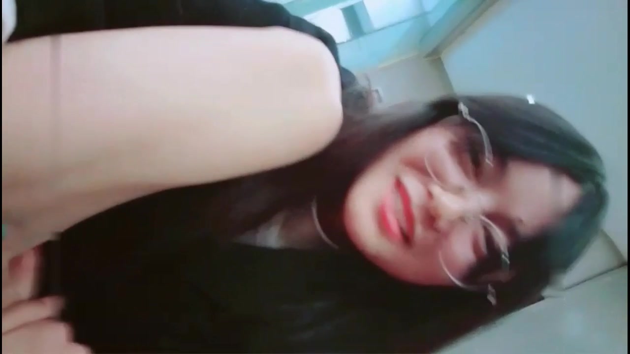 周末假期外表清純斯文悶騷眼鏡妹子與男友瘋狂嗨皮 互舔挑逗實在受不了按倒床上扒光直接爆操騷穴 國語720P高清