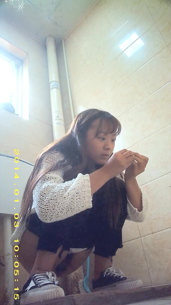 國內某高校公共女廁固定全景拍攝各式美女學妹如廁噓噓 看尿量貌似都憋了好久 720P原版高清
