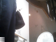 最新流出某學院公共女廁拍攝到的打扮得挺成熟的各式美女如廁 有個短裙褲襪妹子下面沒有長毛毛 1080P原版高清