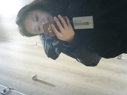 最新流出國內廁拍大神潛入某商場公共女廁全景偷拍各式美女如廁噓噓 貌似有幾個妹子是做兼職的奶茶店服務員 1080P高清原版