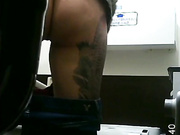 最新流出某寫字樓公共女廁拍攝到的各式美女如廁 貌似有個妹子喜歡邊尿邊玩手機 1080P高清原版