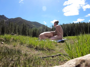 獨家推薦 旅美留學妹李美靜假日和老外大屌男友驅車到荒野露營啪啪野戰車震 貌似妹子胖了不少啊 720P高清完整版