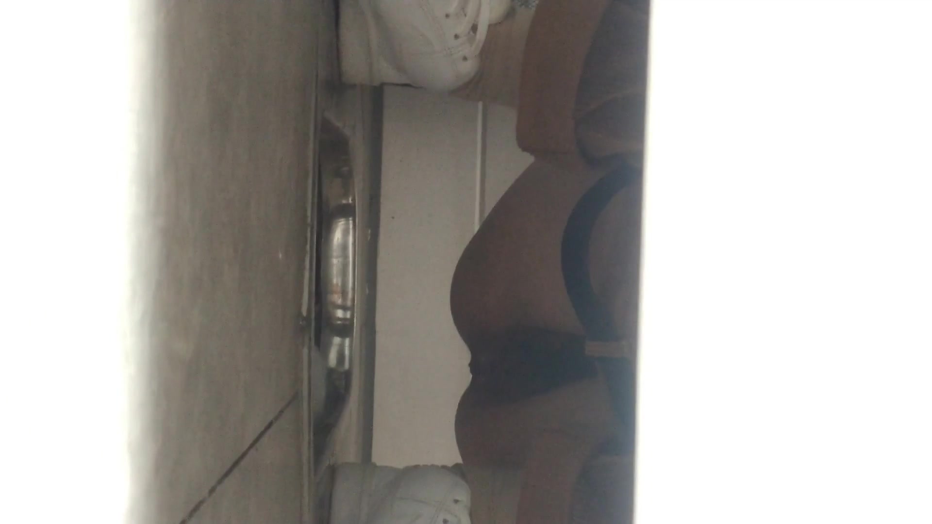 最新流出國內廁拍大神路邊尾隨妹子進入公廁偷拍各式美女如廁 有個牛仔褲妹子下面毛太多 1080P高清原版