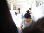 國內某市場公共女廁近距離拍攝各式美女如廁 貌似有幾個妹子顏值蠻高的 露臉高清