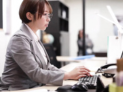 [JUR-304] 地味眼鏡OLは大嫌いなキモおじ部長にチ〇ポ堕ち…都合の良いイクイク敏感マゾペット 宍戸里帆 【破解】 - 1of5