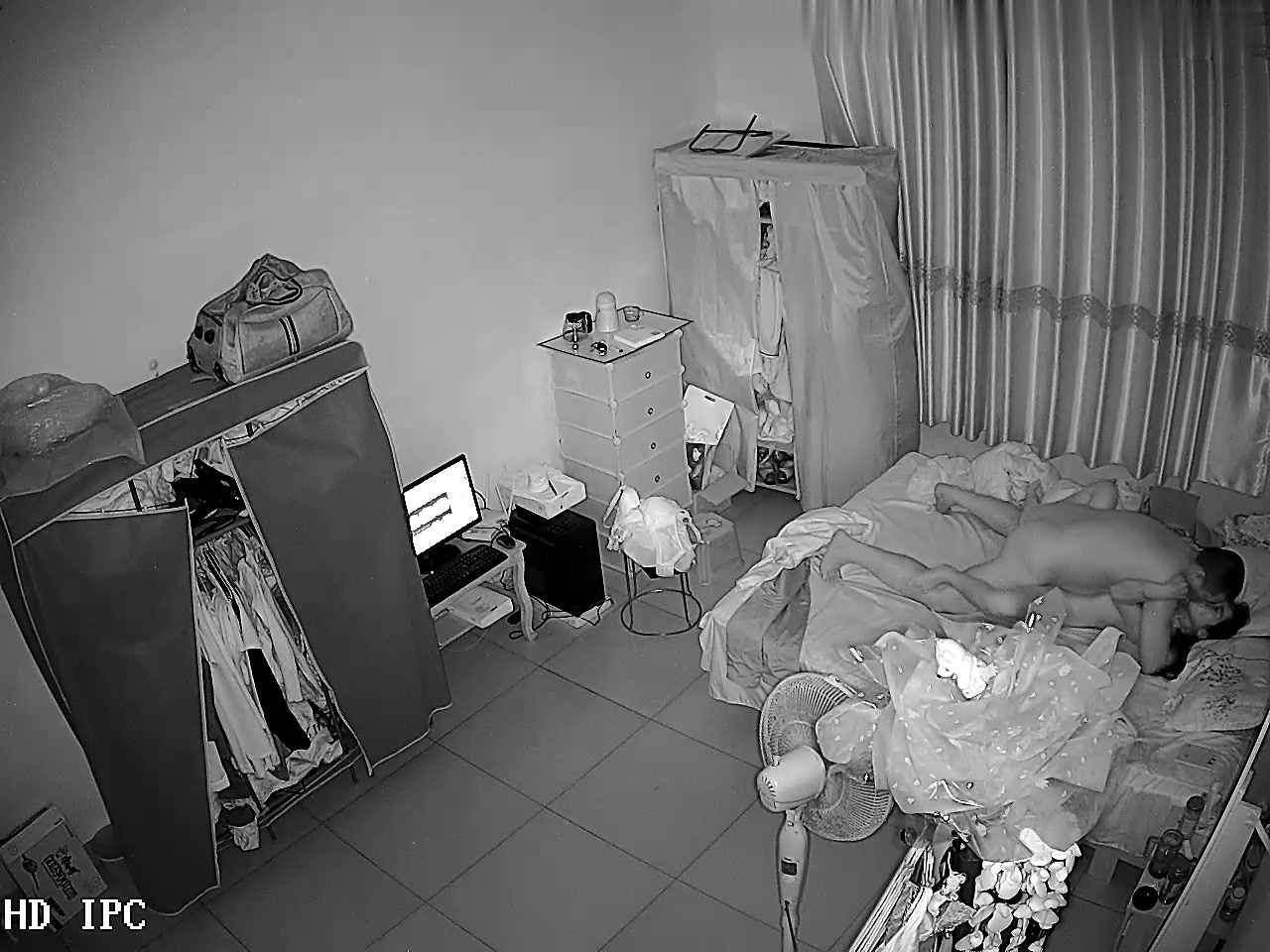 家庭網絡攝像頭黑客破解拍攝到的小夫妻啪啪過性生活 貌似做愛前沖了一杯瑪卡 有點猛啊 露臉高清