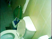 某飯店男女共用衛生間俯視偸拍各式美女少婦如廁噓噓 有個制服眼鏡妹子撅著大屁股看得讓人欲火焚身 720P高清原版