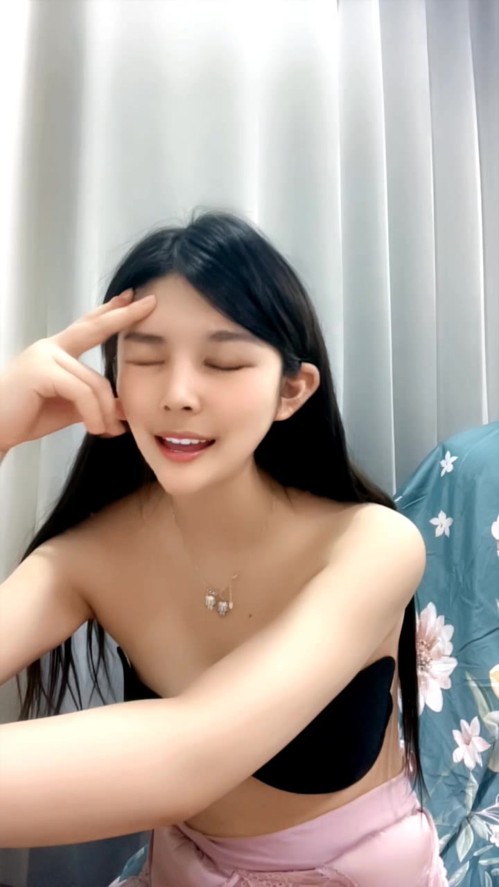 颜值不错的白虎逼小少妇全程露脸伺候蒙面大哥激情啪啪，口交大鸡巴激情上位让大哥玩弄骚奶子，眼神迷离真骚