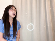 变态医生说服年轻的亚裔实习生通过献身来得到进步